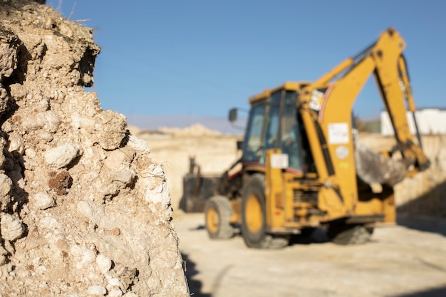 Avantajele buldoexcavatoarelor în lucrările de demolare