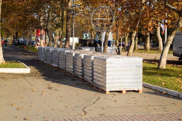 Materialele esențiale pentru drumurile pavate